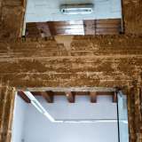 ...sovrastato da un architrave e da un�apertura rettangolare superiore